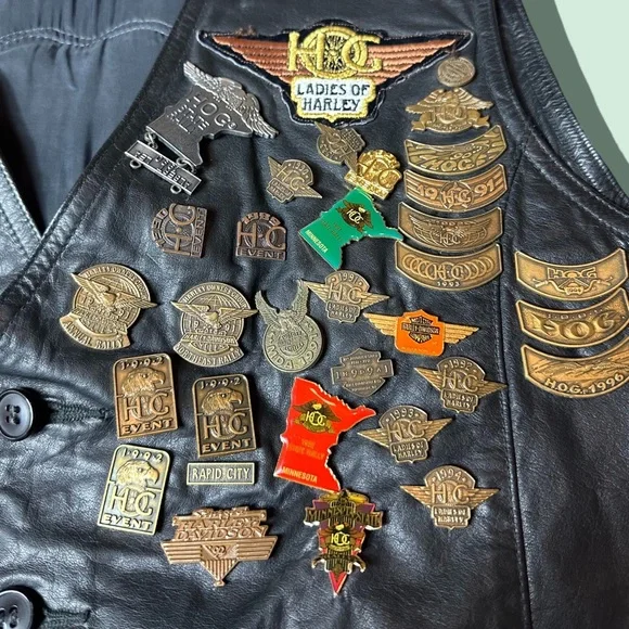 Vintage Ladies Harley Davidson Motorcycle HOG Owners Club Leather Vest 50+ Pins - Picture 10 of 14